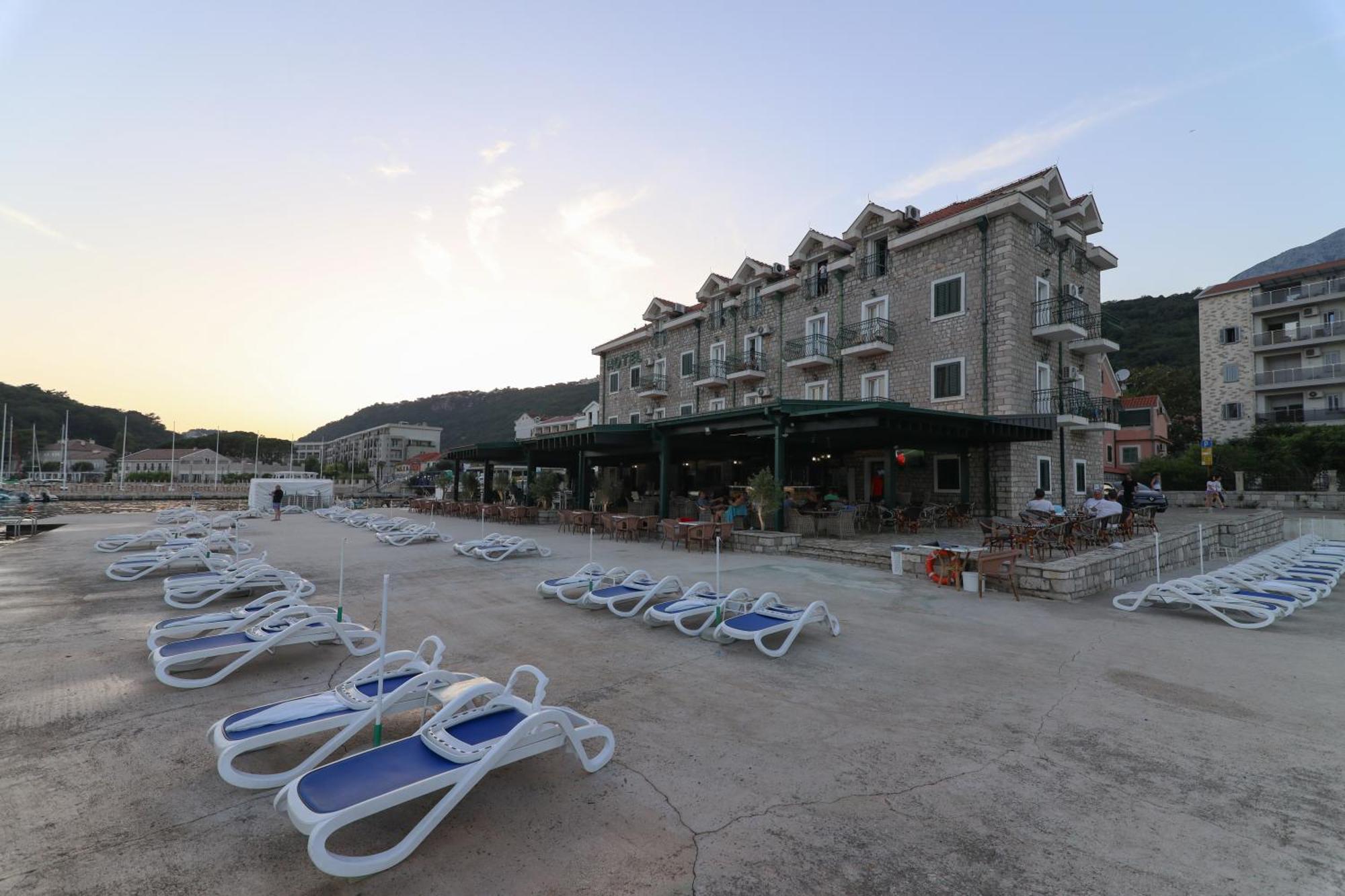 Hotel Rr ヘルツェグ・ノヴィ エクステリア 写真